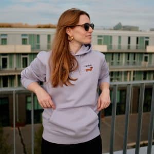 Johanna trägt Größe M.