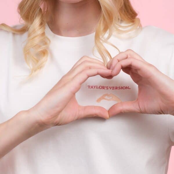 TAYLOR´S VERSION T-SHIRT (OFF-WHITE) – Bild 4